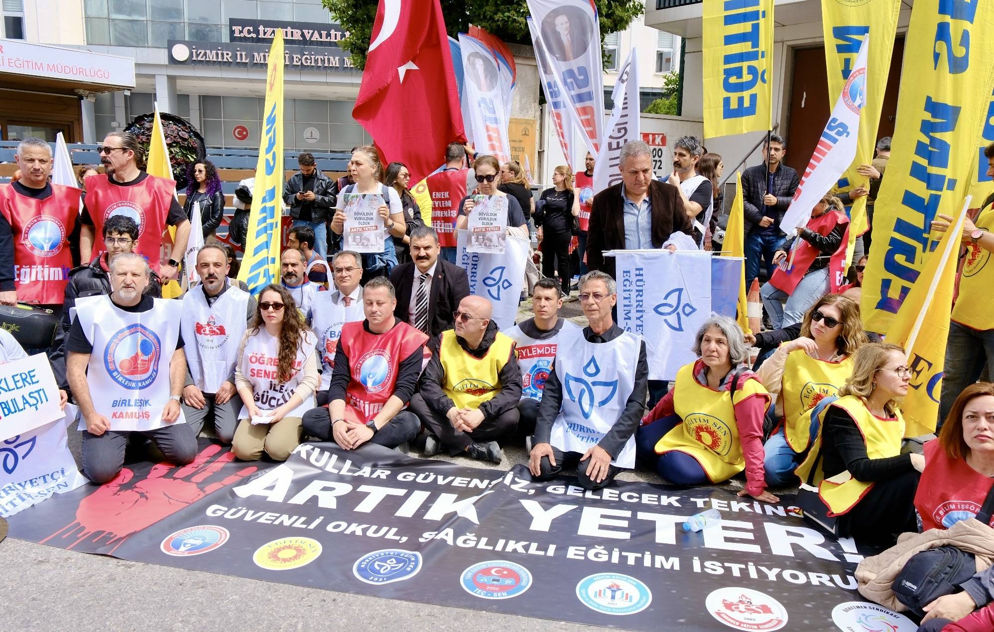 Okulda Önlüklere Kan Bulaştı! 